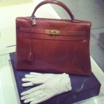 Le sac Kelly, par Hermès et les gants blancs.